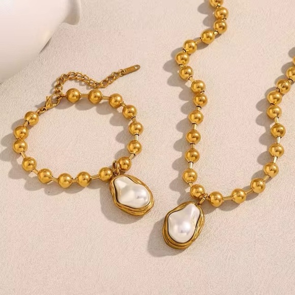 Gold Beaded Necklace with Irregular Pearl Pendant โจ - Picture 1 of 8